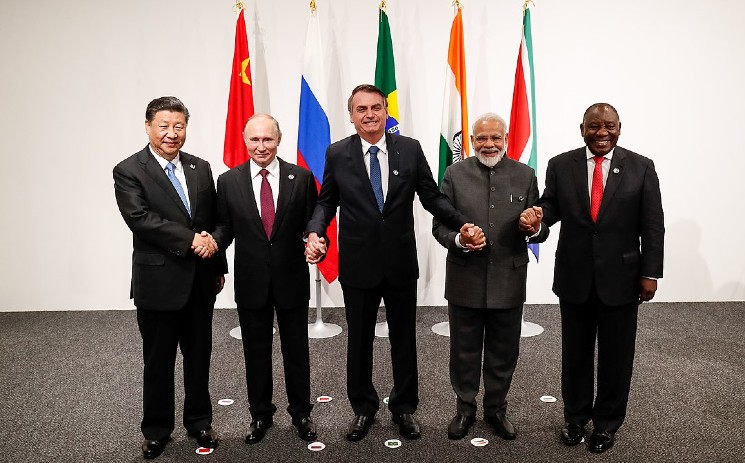 Les pays des BRICS abandonnent leurs dollars dans le commerce du pétrole
