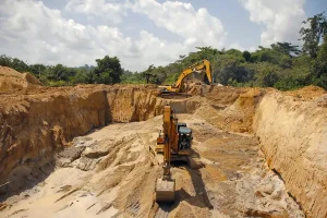 La Guinée, nouvelle étape de l'expansion ouest-africaine du groupe minier chinois Zijin Mining.